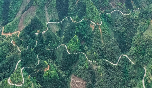 山乡路畅好致富